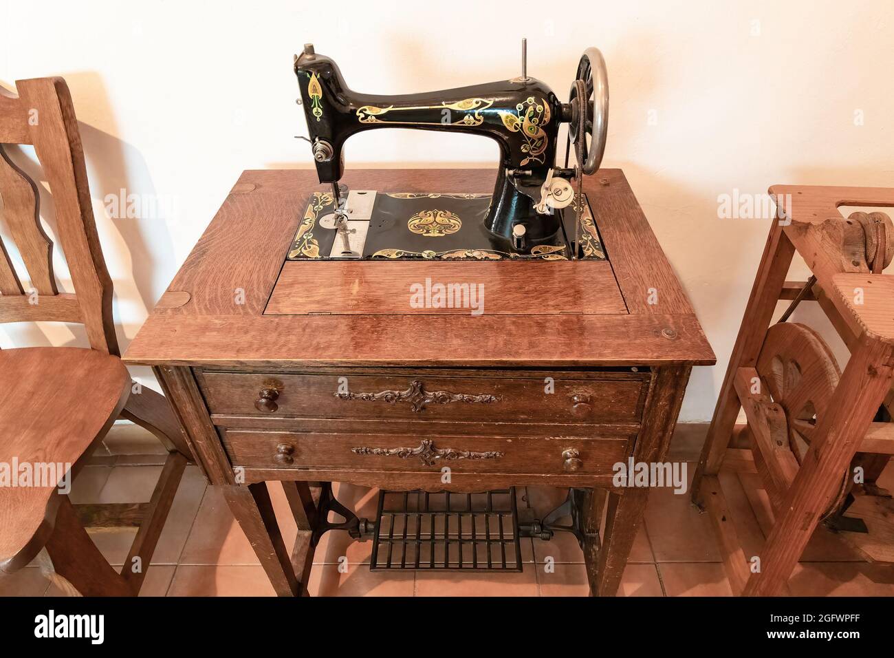 Ancienne machine à coudre dans un mobilier en bois Photo Stock - Alamy