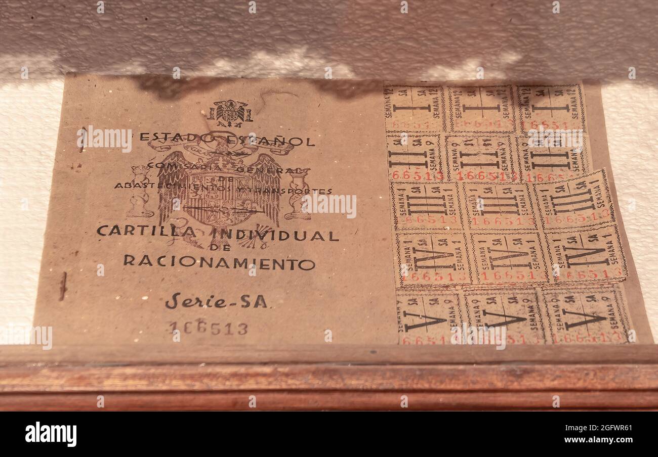 Salamanque, Espagne - 10 octobre 2017 : carte de rationnement espagnole avec coupons valables du 1939 au 1952 pendant la guerre civile espagnole Banque D'Images