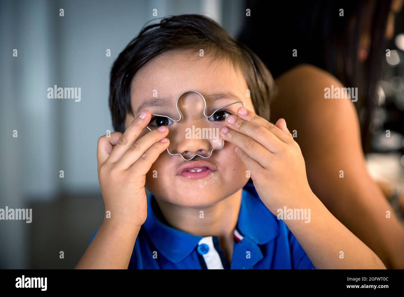 Garçon tenant un emporte-pièce de Noël Banque D'Images