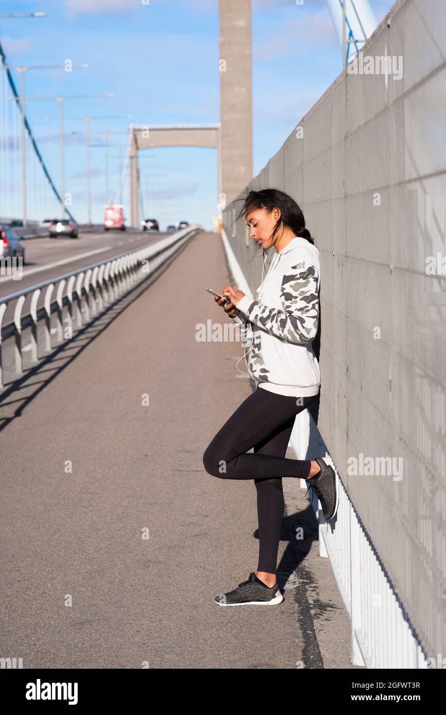 Young woman using cell phone Banque D'Images