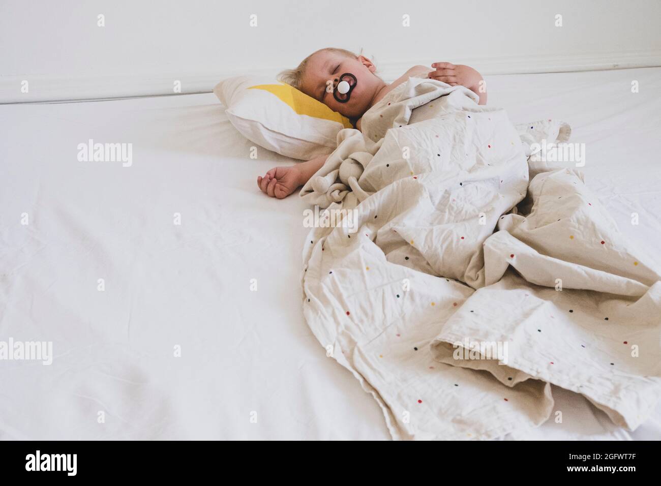 Toddler sleeping in bed Banque D'Images