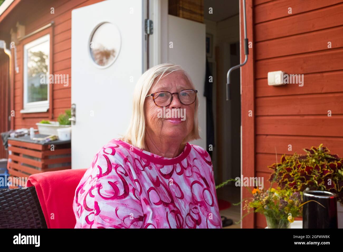 Smiling woman looking at camera Banque D'Images