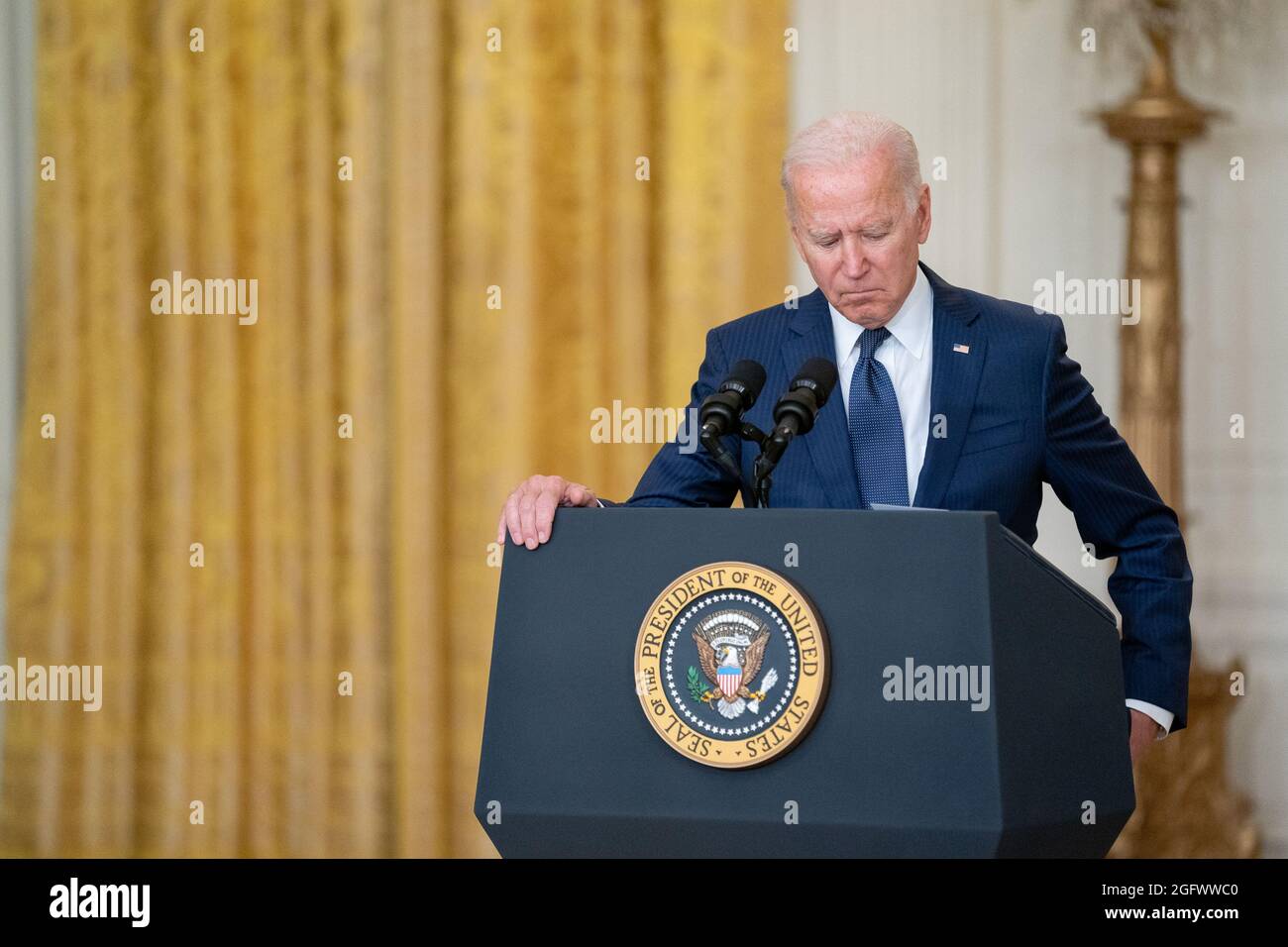 Le président des États-Unis Joe Biden prononce une allocution dans la salle est de la Maison Blanche à Washington, DC, le jeudi 26 août 2021. Plusieurs explosions près de l'aéroport international Hamid Karzaï de Kaboul, en Afghanistan, ont blessé beaucoup et tué au moins 12 membres du service américain. Crédit: Stefani Reynolds/Pool via CNP/MediaPunch Banque D'Images