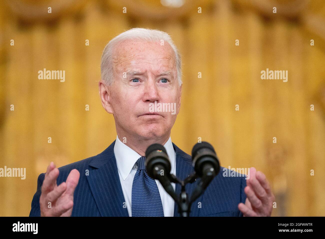 Le président des États-Unis Joe Biden prononce une allocution dans la salle est de la Maison Blanche à Washington, DC, le jeudi 26 août 2021. Plusieurs explosions près de l'aéroport international Hamid Karzaï de Kaboul, en Afghanistan, ont blessé beaucoup et tué au moins 12 membres du service américain. Crédit: Stefani Reynolds/Pool via CNP/MediaPunch Banque D'Images