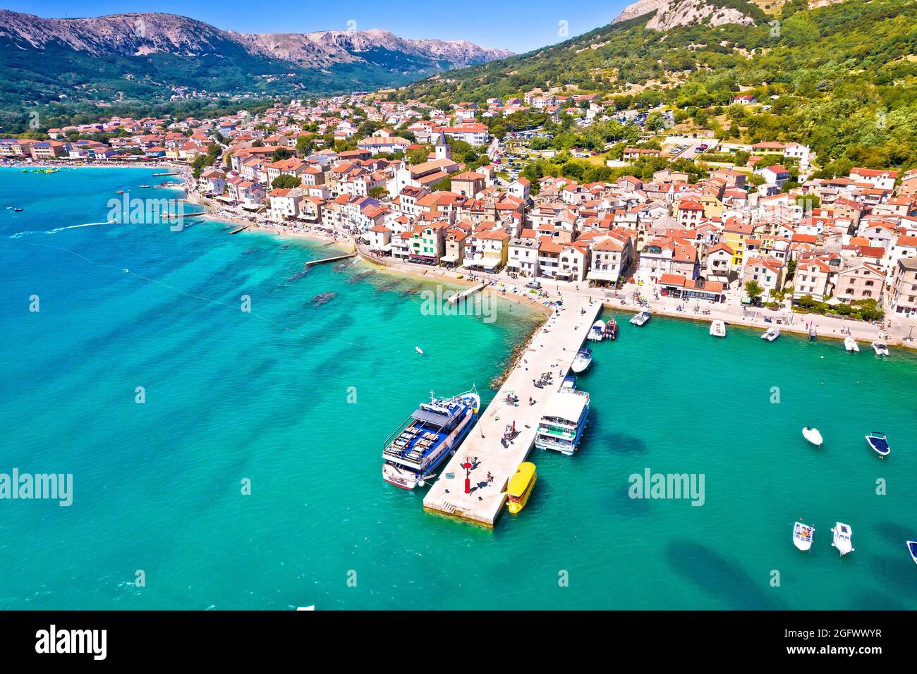 Ville de Baska front de mer vue panoramique aérienne, destination touristique sur l'île de Krk, Adriatique, Croatie Banque D'Images
