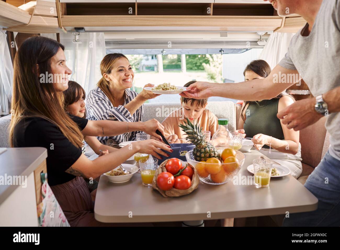 Famille prenant un repas en camping-car Banque D'Images