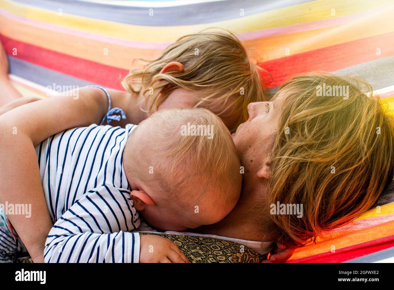 Mère avec enfants se détendre sur un hamac Banque D'Images