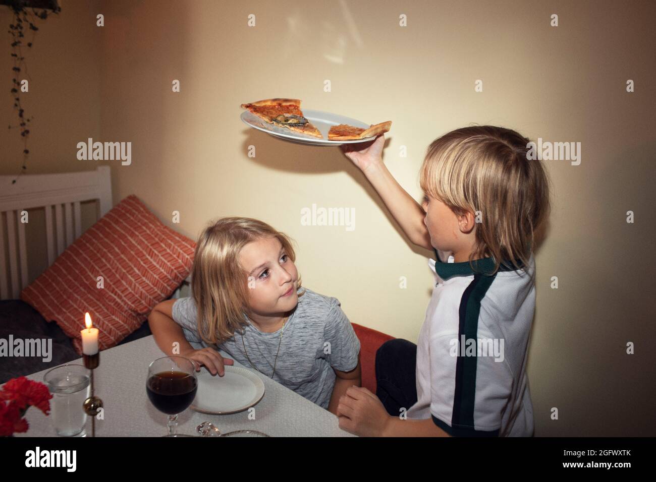 Garçon et fille à la table Banque D'Images