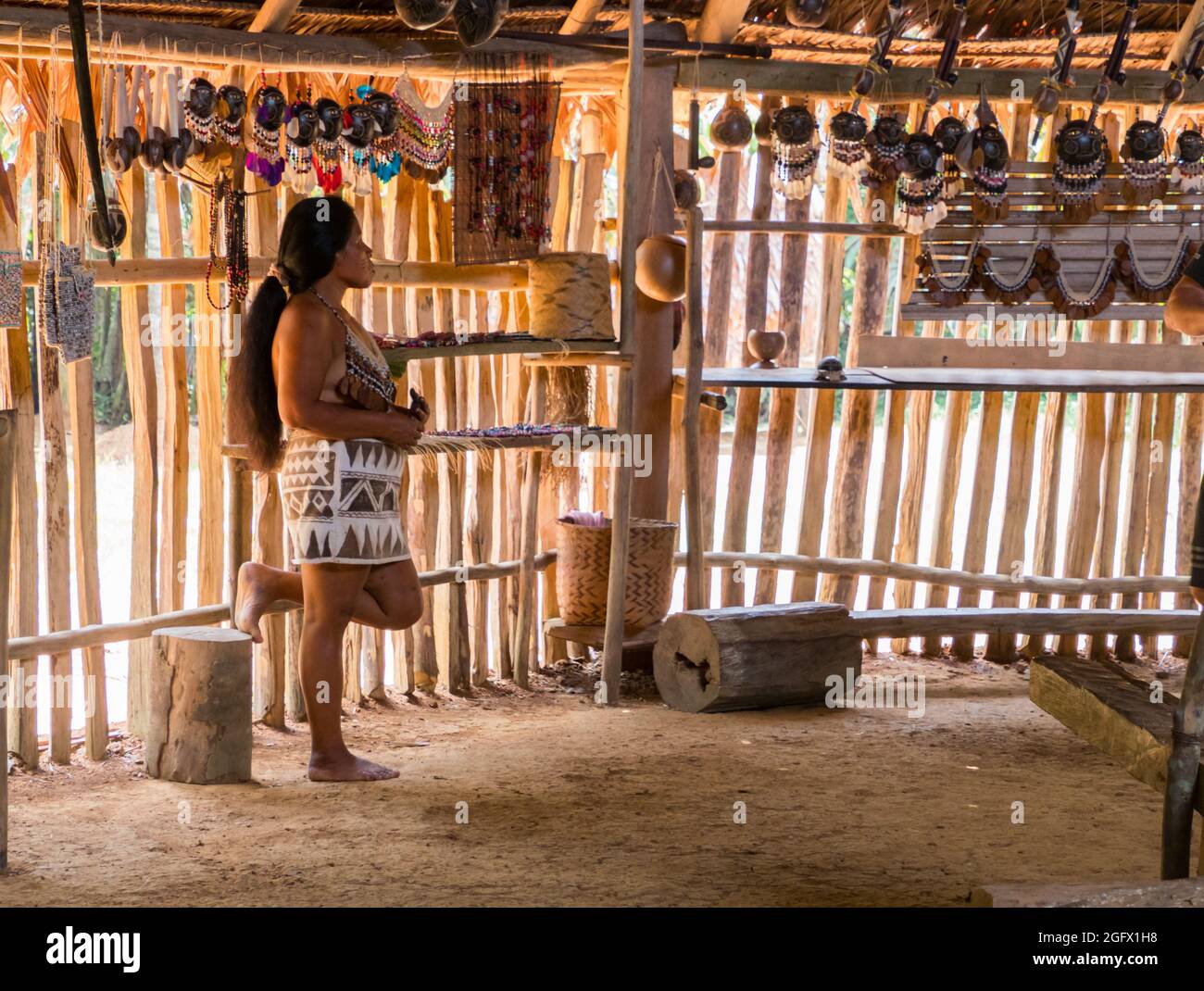 Iquitos, Pérou - 28 mars 2018 : Indien de la tribu Bora dans son costume local. Amazonie, Amérique du Sud. Banque D'Images