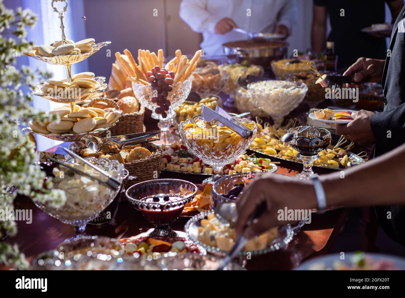 Détail d'une table de buffet de fête avec plusieurs options gastronomiques. Banque D'Images
