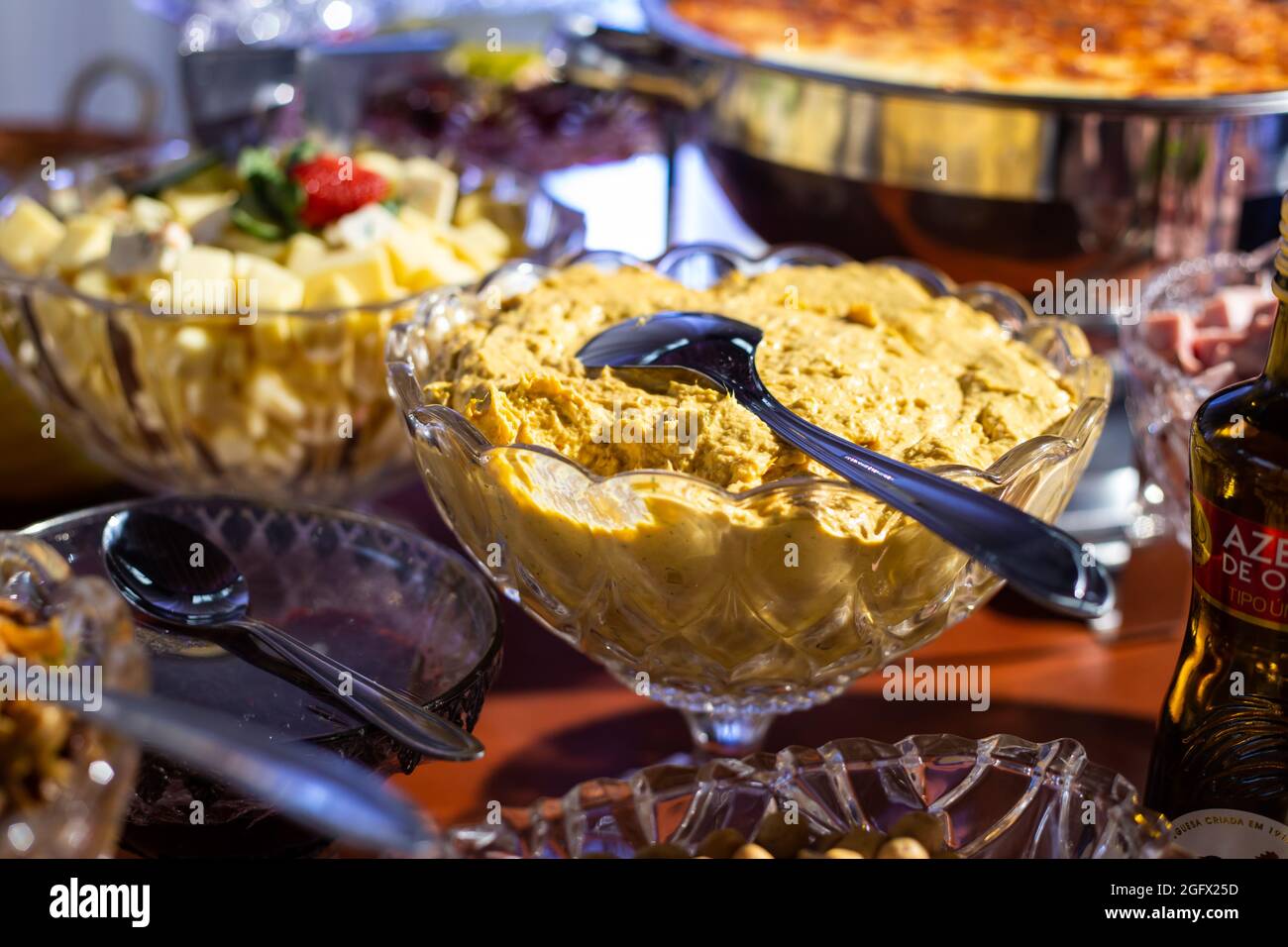 Détail d'une table de buffet de fête avec plusieurs options gastronomiques. Banque D'Images