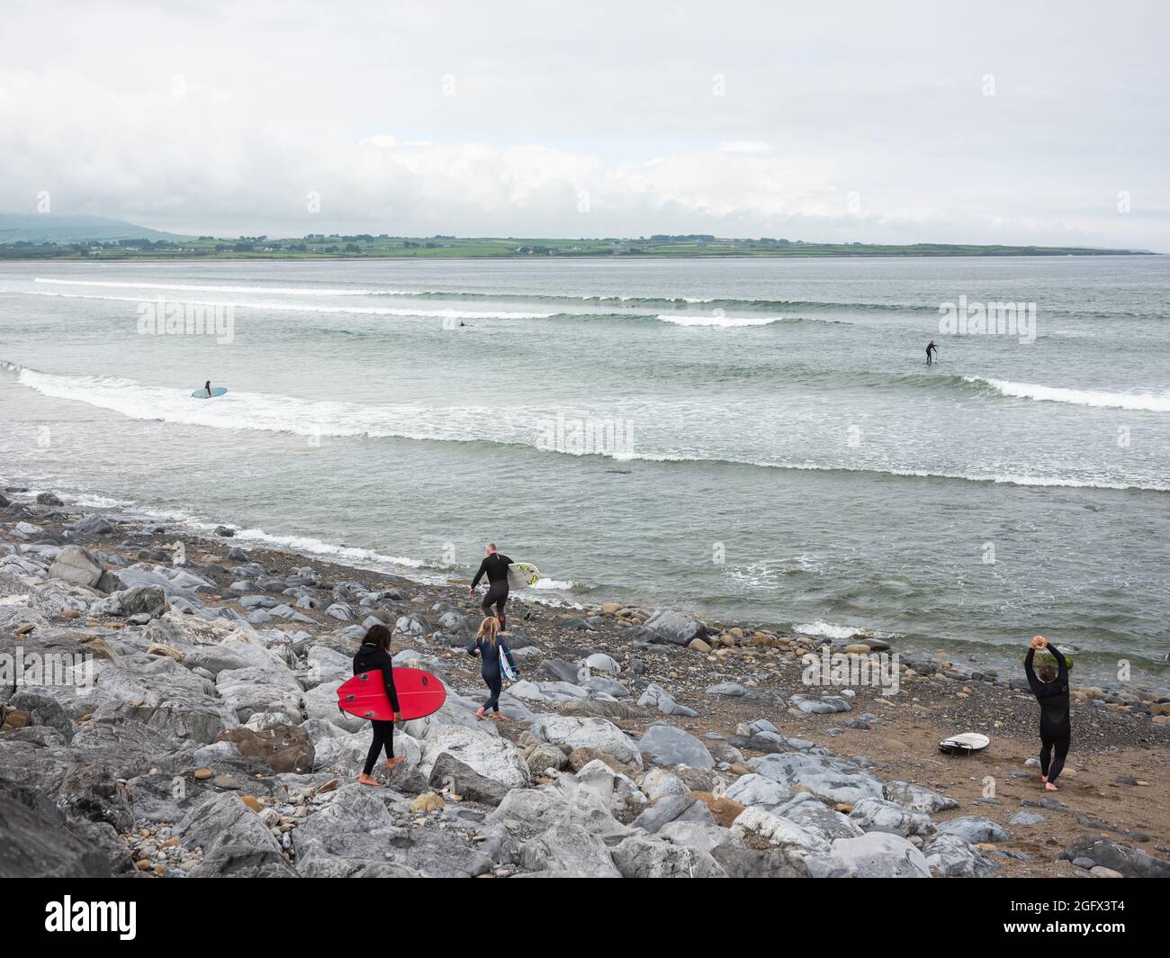 Surf à la plage de Strandhill, Sligo, Irlande. Banque D'Images