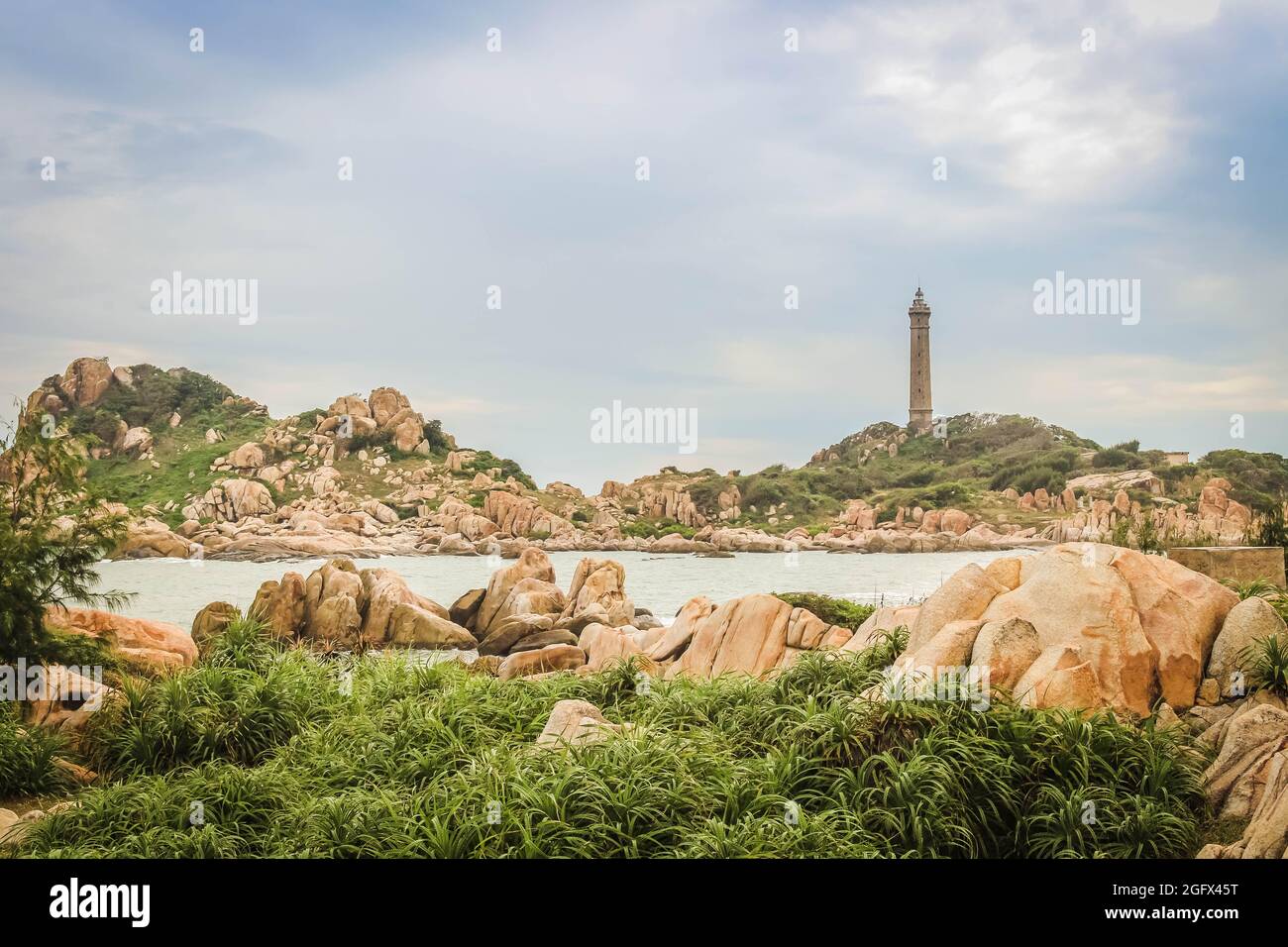 Phare de KE GA et rochers de beauté sur le rivage à Phan Thiet, Binh Thuan, Vietnam Banque D'Images