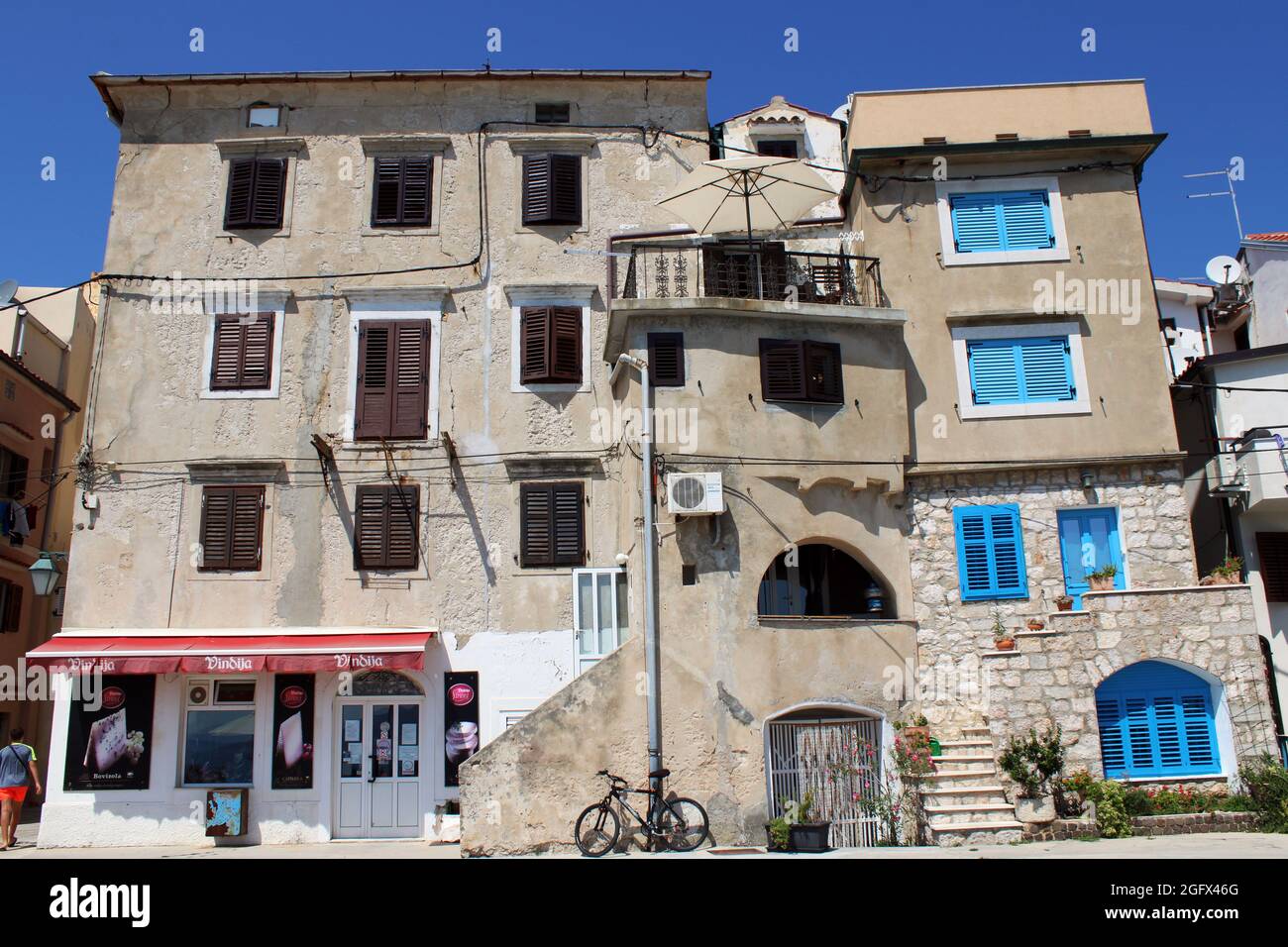 Baska, île de Krk, détails architecturaux de la première ligne au bord de la mer, Croatie Banque D'Images