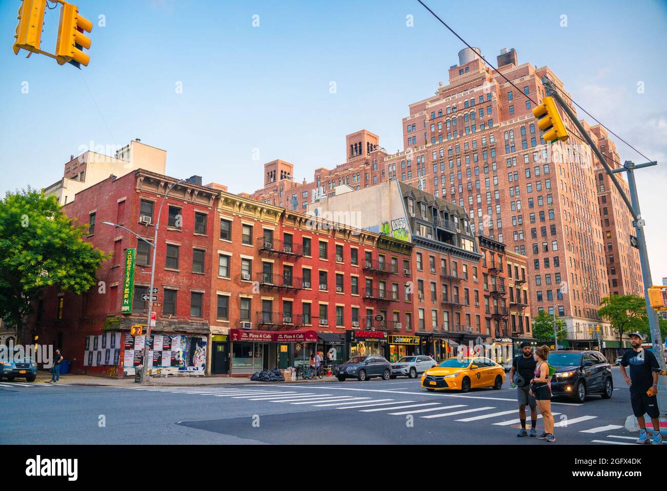 New York City, New York, Etats-Unis - 15 juillet 2021: Scène de rue du quartier de Chelsea à Manhattan d'intersection avec les gens, les bâtiments et les voitures. Banque D'Images