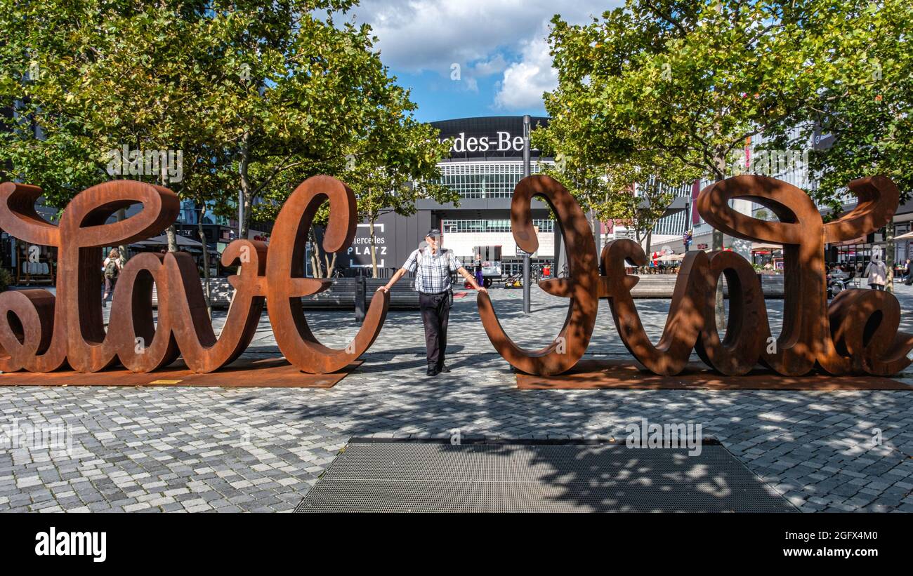 Amour haine Ambigram Sculpture par Mia Florentine Weiss sur Mercedes-Platz 1, Mühlenstraße, Friedrichshain, Berlin. Projet culturel paneuropéen Banque D'Images
