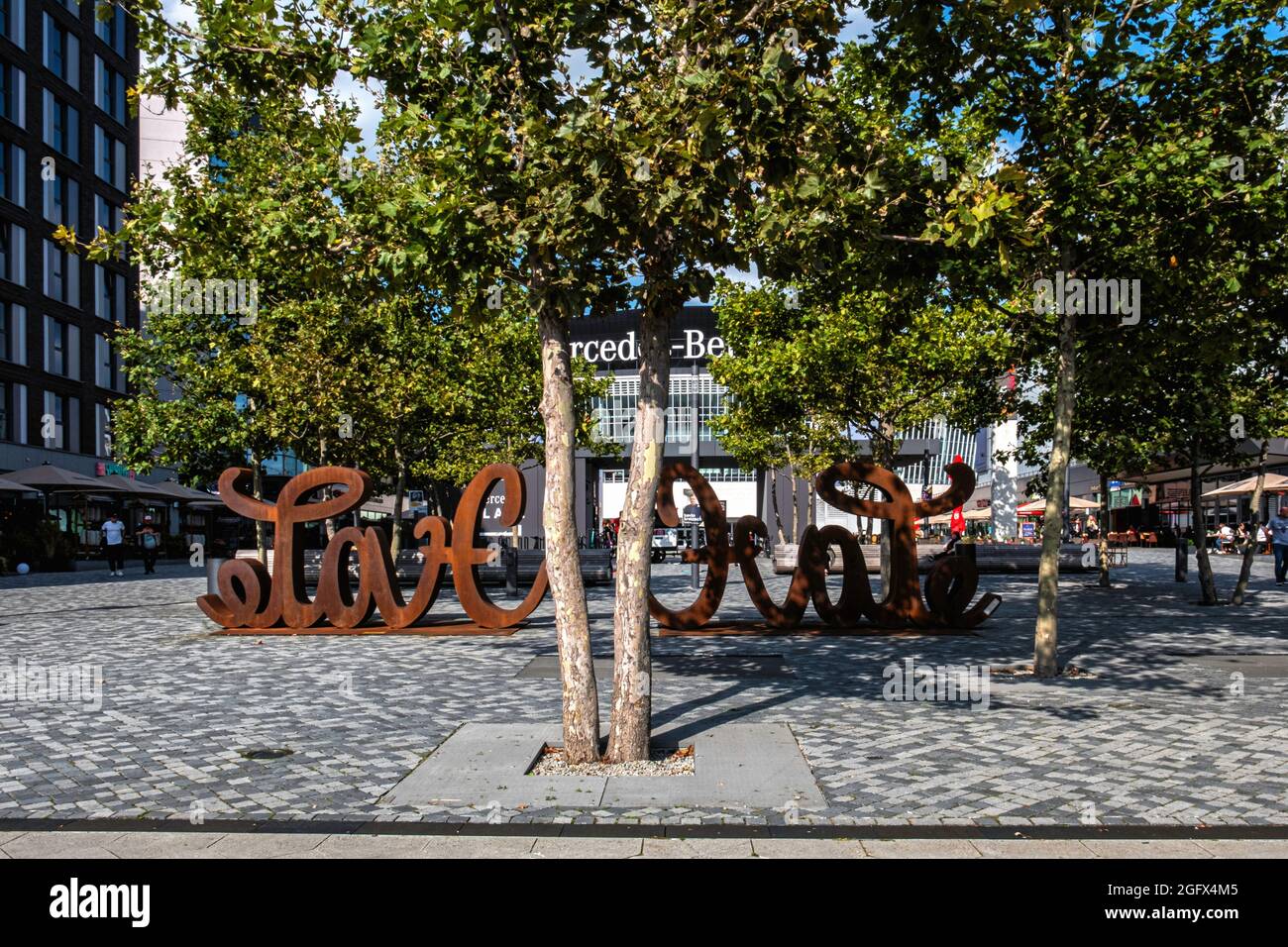 Amour haine Ambigram Sculpture par Mia Florentine Weiss sur Mercedes-Platz 1, Mühlenstraße, Friedrichshain, Berlin. Projet culturel paneuropéen Banque D'Images