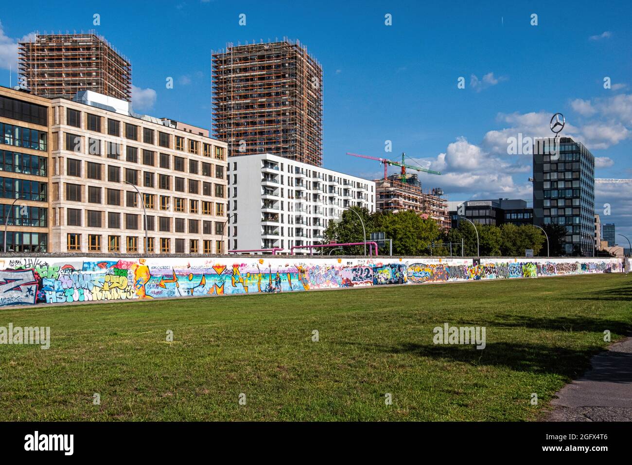 Nouveaux immeubles d'appartements à côté de l'ancien mur de Berlin Border Strip à l'East Side Gallery Memorial, Mühlenstraße, Friedrichshain, Berlin TH Banque D'Images