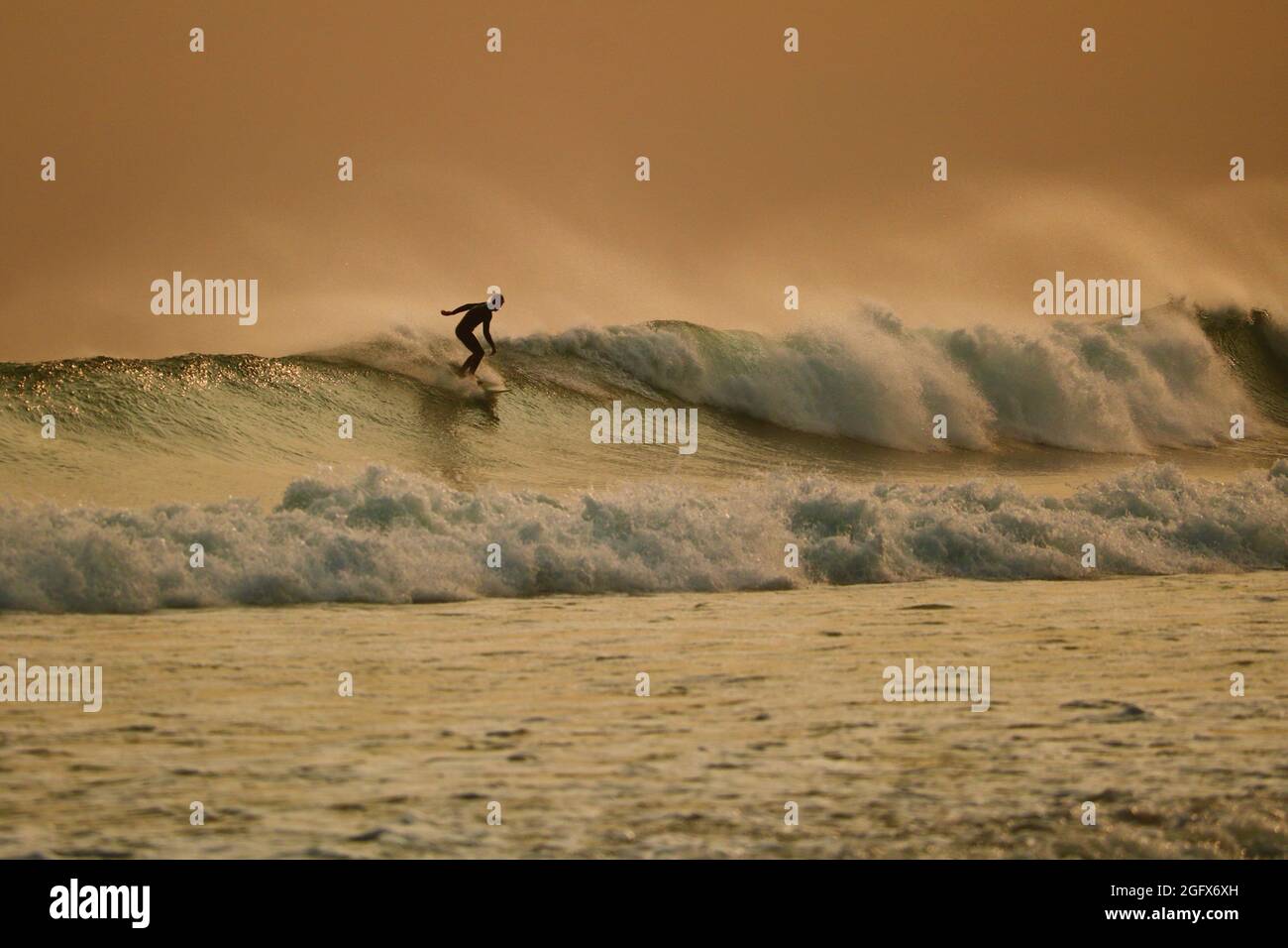 Une surfeuse a Martinique Beach, Nouvelle-Écosse Banque D'Images
