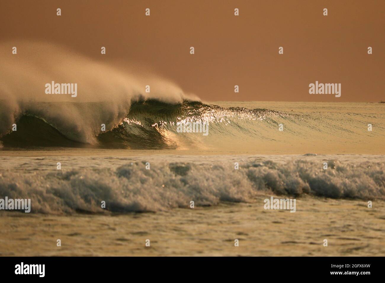 Vagues s'écrasant à Martinique Beach Banque D'Images