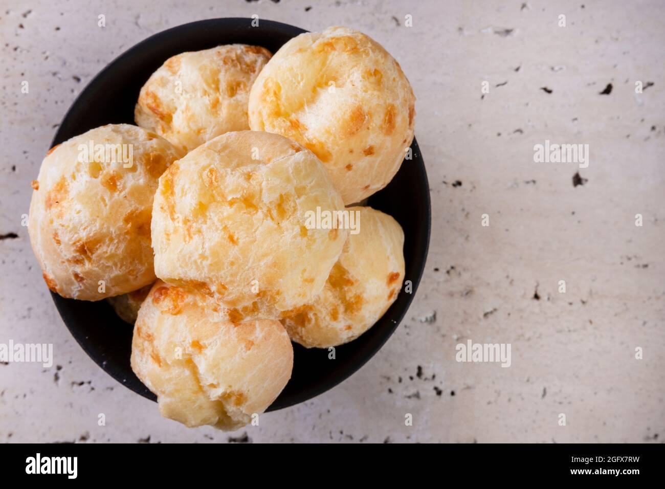 bol de pain au fromage sur un marbre blanc. Banque D'Images