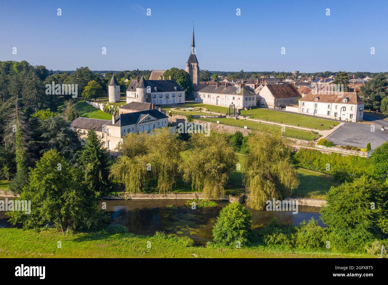 France, cher, Berry, route Jacques coeur, argent sur Sauldre, Argent sur Sauldre qui accueille le Musée des Moutiers (vue aérienne) // France, Banque D'Images