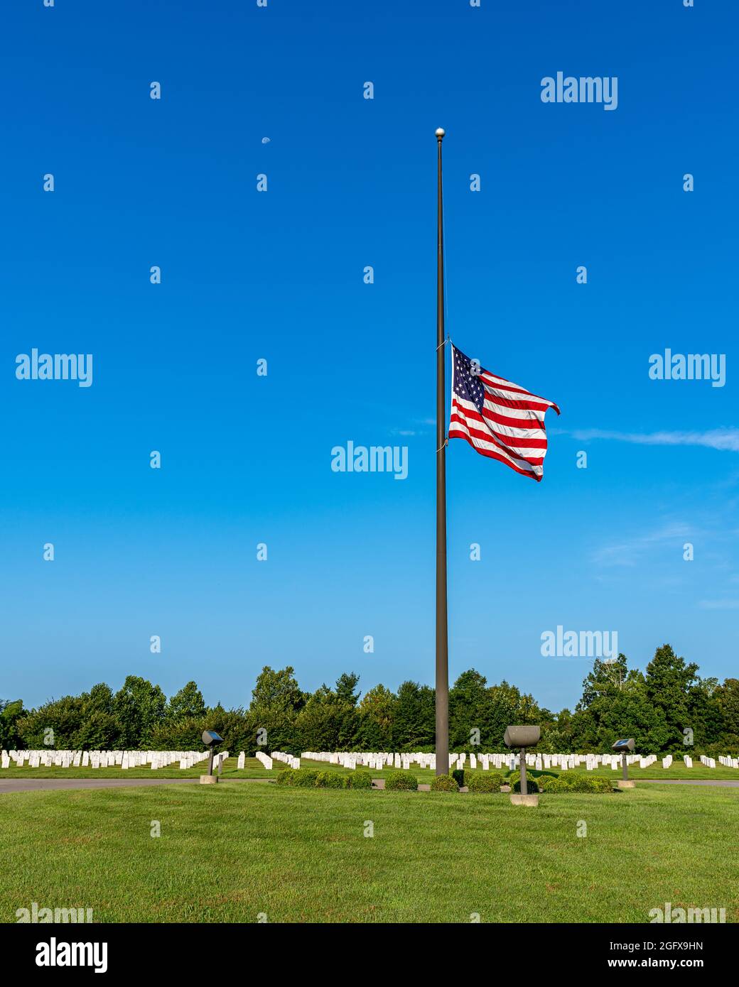 Radcliff, KY, USA, 27 août 2021, le drapeau américain à l'entrée du Kentucky Veterans Cemetery Central, juste à l'extérieur de fort KNOX, est à la moitié du personnel ce matin. Le Président Biden a annoncé que les drapeaux resteront à moitié en service jusqu'au 30 août pour honorer les victimes des attaques à Kaboul qui ont coûté la vie à 13 membres du Service américain le 26 août 2021, crédit : Brian Koellish/Alay Live News Banque D'Images