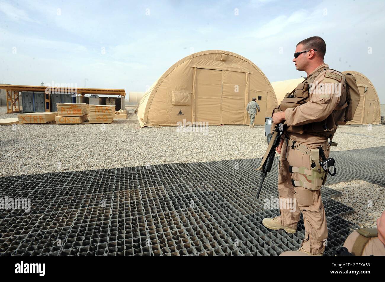 Le premier lieutenant Nick Muley, un navigateur Hercules « combat King » HC-130P, déployé au 79e Escadron de sauvetage expéditionnaire, attend de savoir si son équipage utilisera pour une demande d’alerte le 10 avril, Camp Bastion, en Afghanistan. Banque D'Images