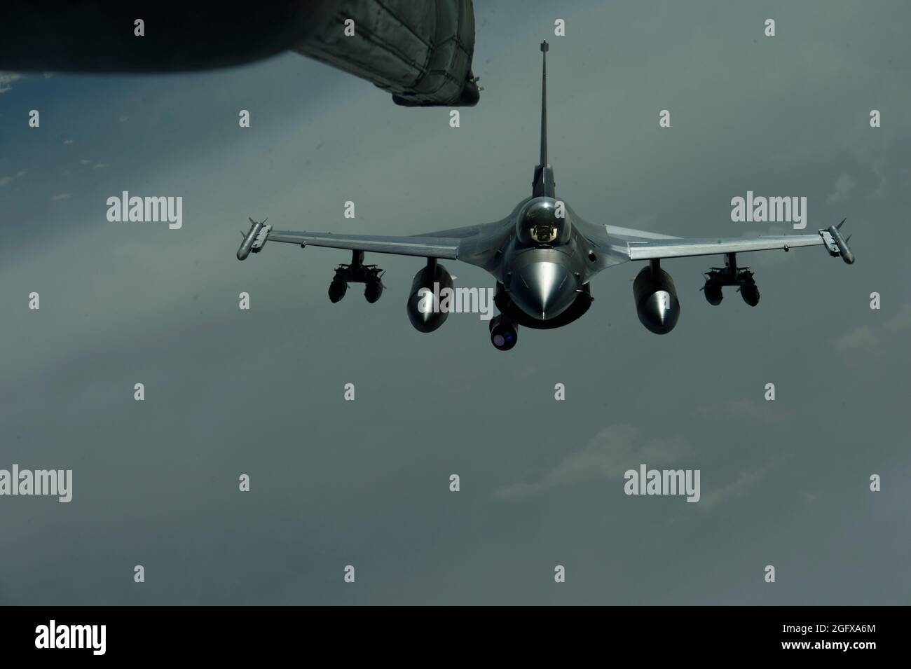 Le faucon F16C de la Force aérienne des États-Unis, du 93e Escadron de chasseurs expéditionnaires, à Bagram Air Field (Afghanistan), se positionne derrière un avion-citerne et un avion de fret aérien KC-10 Extender du 908e Escadron de ravitaillement en vol expéditionnaire, pour effectuer le ravitaillement en vol, le 2 avril 2014, à l'appui de l'opération Enduring Freedom. L'équipage du KC-10 Extender a fourni un ravitaillement aérien à des avions de la coalition opérant au-dessus de l'Afghanistan pendant plus de huit heures au cours de cette seule mission. (É.-U. Photo de la Force aérienne par Tech. Sgt. Jason Robertson/libéré) Banque D'Images