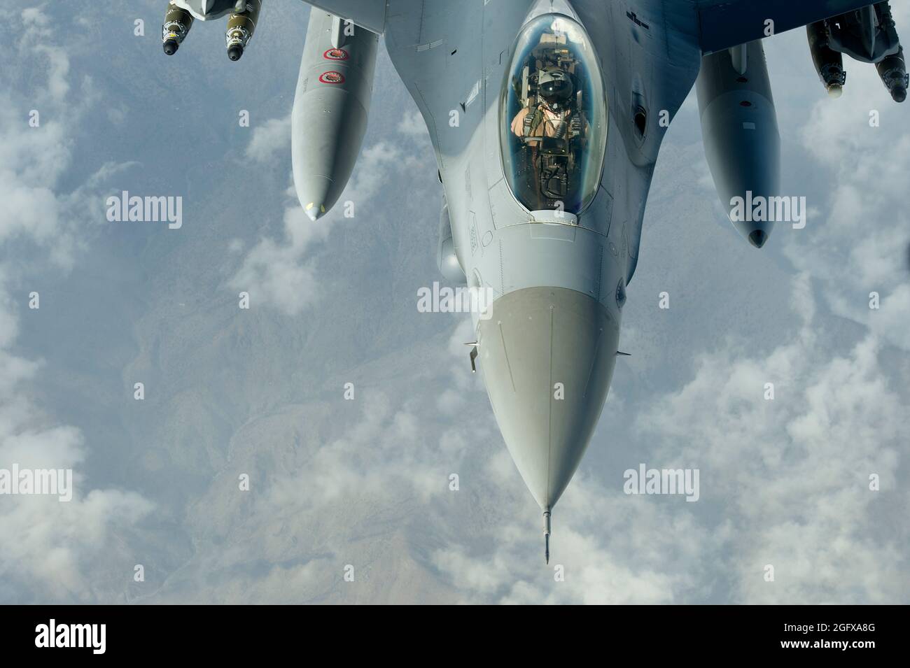 Un faucon F16C de la Force aérienne des États-Unis, du 93e Escadron de chasseurs expéditionnaires, Bagram Airfield (Afghanistan), effectue une mission de soutien aérien étroite, le 2 avril 2014, à l'appui des forces terrestres de la coalition de l'opération Enduring Freedom. Le F-16C Fighting Falcon est un avion de chasse compact et multirôle. Extrêmement maniable, elle a fait ses preuves en matière de combat air-air et d'attaque air-surface. Il fournit aux États-Unis un système d'armes à haut rendement et à coût relativement faible. (É.-U. Photo de la Force aérienne par Tech. Sgt. Jason Robertson/libéré) Banque D'Images