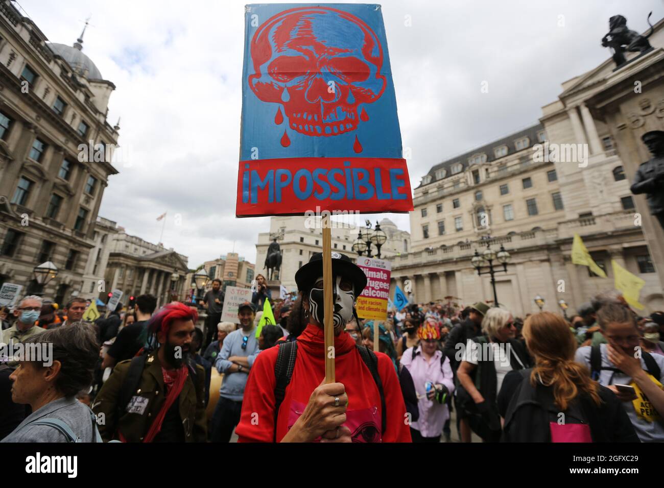 Londres, Angleterre, Royaume-Uni. 27 août 2021. Les militants de la rébellion de l'argent manifestent à l'extérieur de la Banque d'Angleterre. (Image de crédit : © Tayfun Salci/ZUMA Press Wire) Banque D'Images