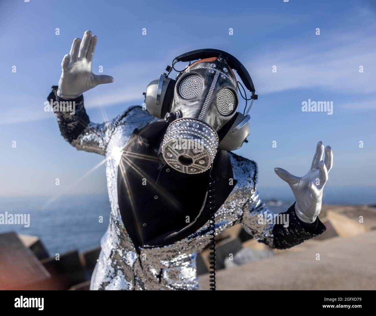 homme avec masque de gaz pétillant dansant au bord de la mer Banque D'Images