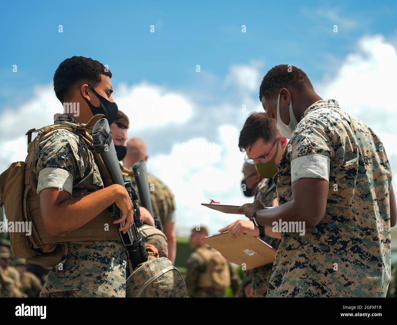 Les Marines des États-Unis avec combat Logistics Battalion 4, 3d Marine Logistics Group, et 2d Battalion, 3d Marines, 3D Marine Division, inspectent le poids de l'équipement lors d'une inspection d'intervention rapide intégrée à la base aérienne de Kadena, Okinawa, Japon, le 25 août 2021. Les inspections régulières à court préavis garantissent que les Marines du MEF III restent prêtes à déployer et à maintenir rapidement la sécurité régionale dans l'Indo-Pacifique. le mlg 3d, basé à Okinawa, au Japon, est une unité de combat déployée à l’avant qui sert de colonne vertébrale complète de la logistique et du service de combat de la Force expéditionnaire maritime III pour les opérations à travers l’Indo-Pa Banque D'Images