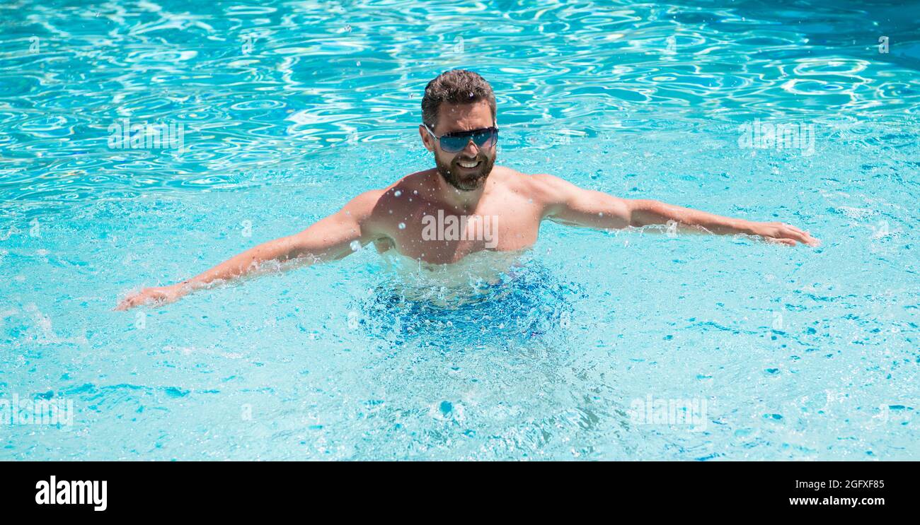 homme joyeux dans la piscine. Fête au bord de la piscine. Concept d'ambiance d'été. Vacances d'été. Banque D'Images