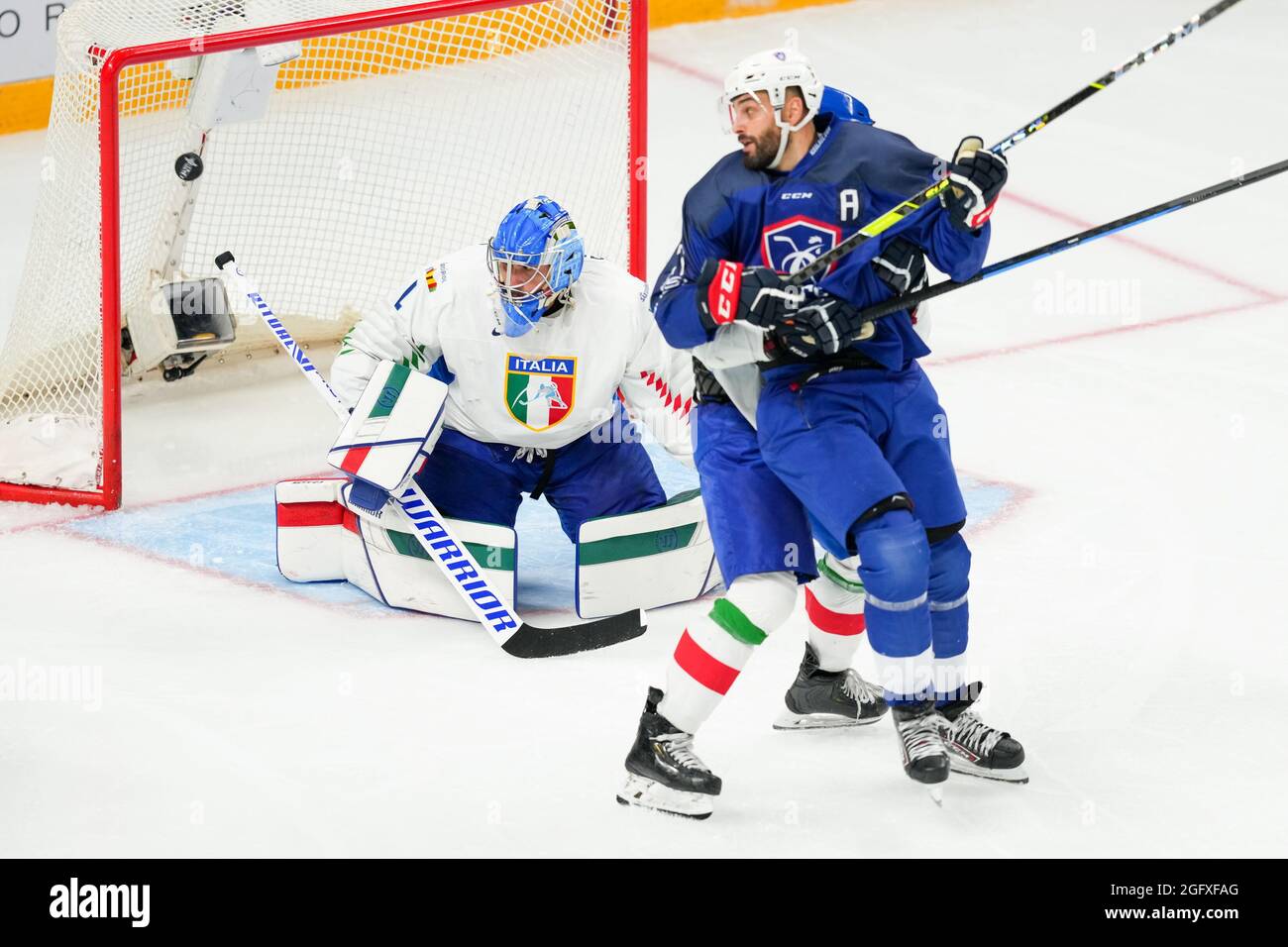 Riga, Arena Riga, qualification olympique, Lettonie. 27 août 2021. Italie, gardien de but Andreas Bernard (Italie) ne peut pas arrêter ce palet.France ouvrir les scores crédit: SPP Sport presse photo. /Alamy Live News Banque D'Images