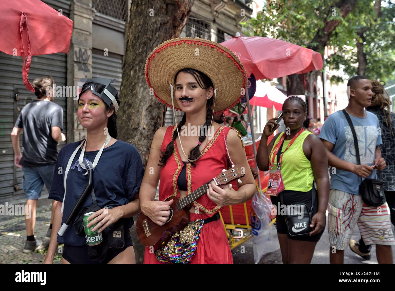 Amérique du Sud - 16 février 2020 : amis s'amusant lors d'une fête de Carnaval tenue à Rio de Janeiro. Carnaval au Brésil est parmi les meilleurs au monde Banque D'Images