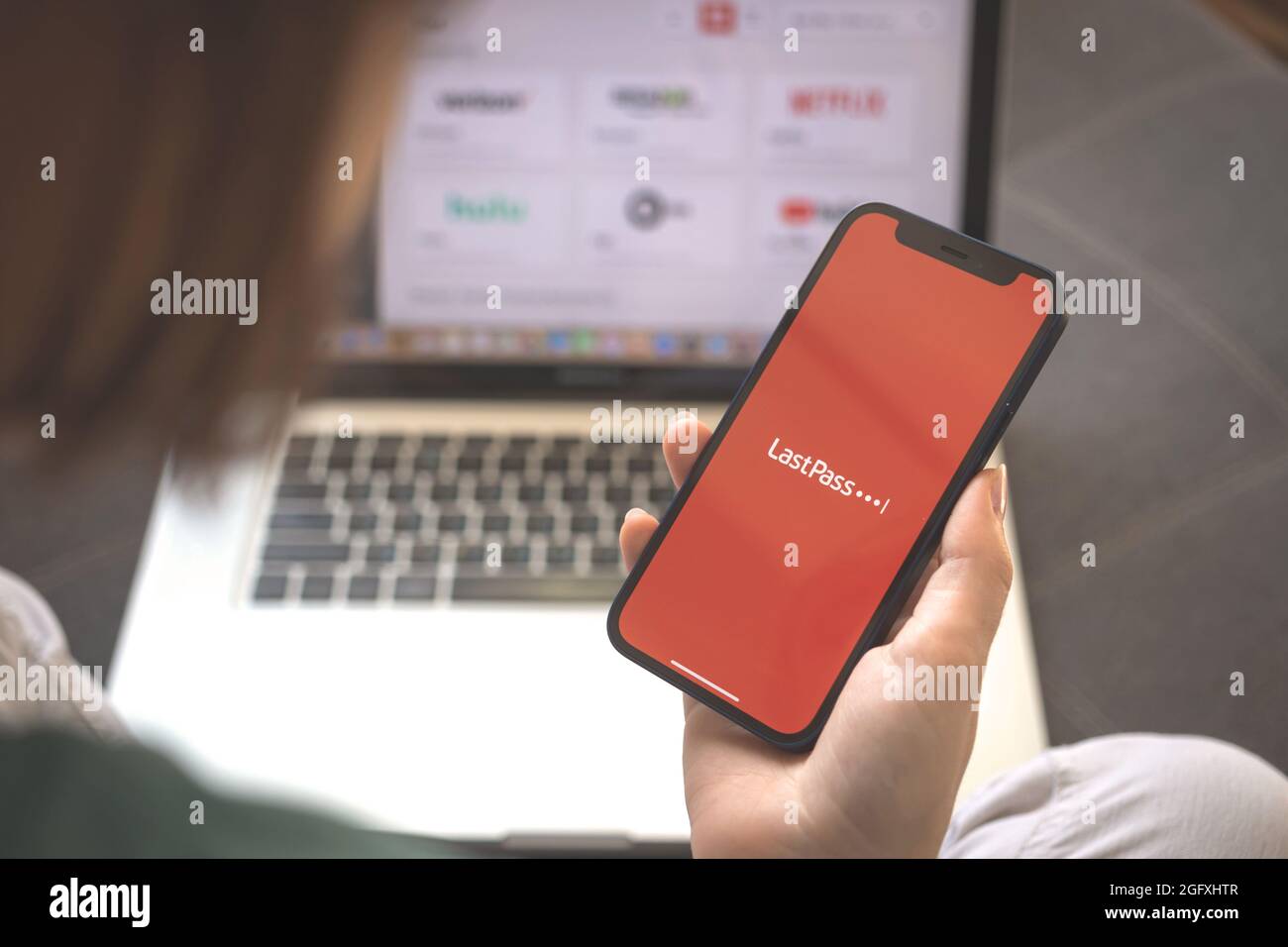 Kharkov, Ukraine - 23 août 2021: Femme utilisant la demande de Lastpass, clôture Banque D'Images