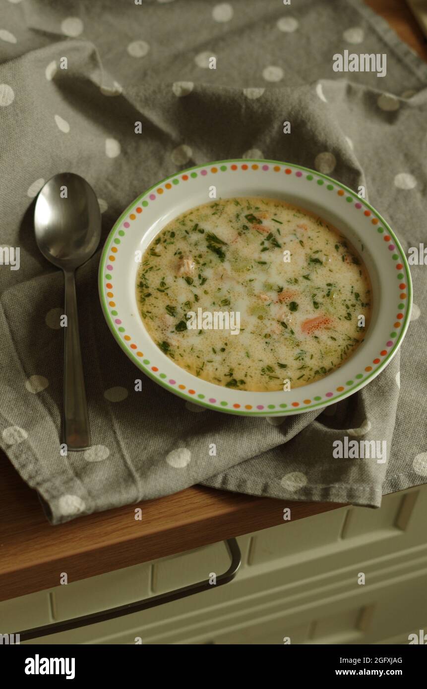 Soupe chaude à la crème finlandaise maison avec légumes et truite, servie dans une assiette simple, cuisine simple Banque D'Images