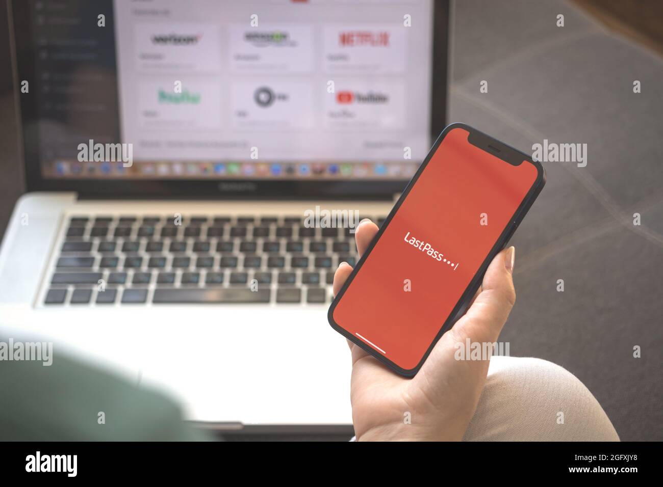 Kharkov, Ukraine - 23 août 2021 : logo de l'application LastPass sur l'écran du téléphone mobile. Femme utilisant la photo de l'application lastpass Banque D'Images