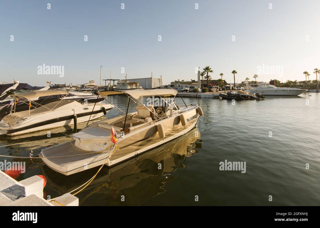 Yachts amarré dans la marina de luxe de Cabopino, Andalousie, Espagne. Banque D'Images