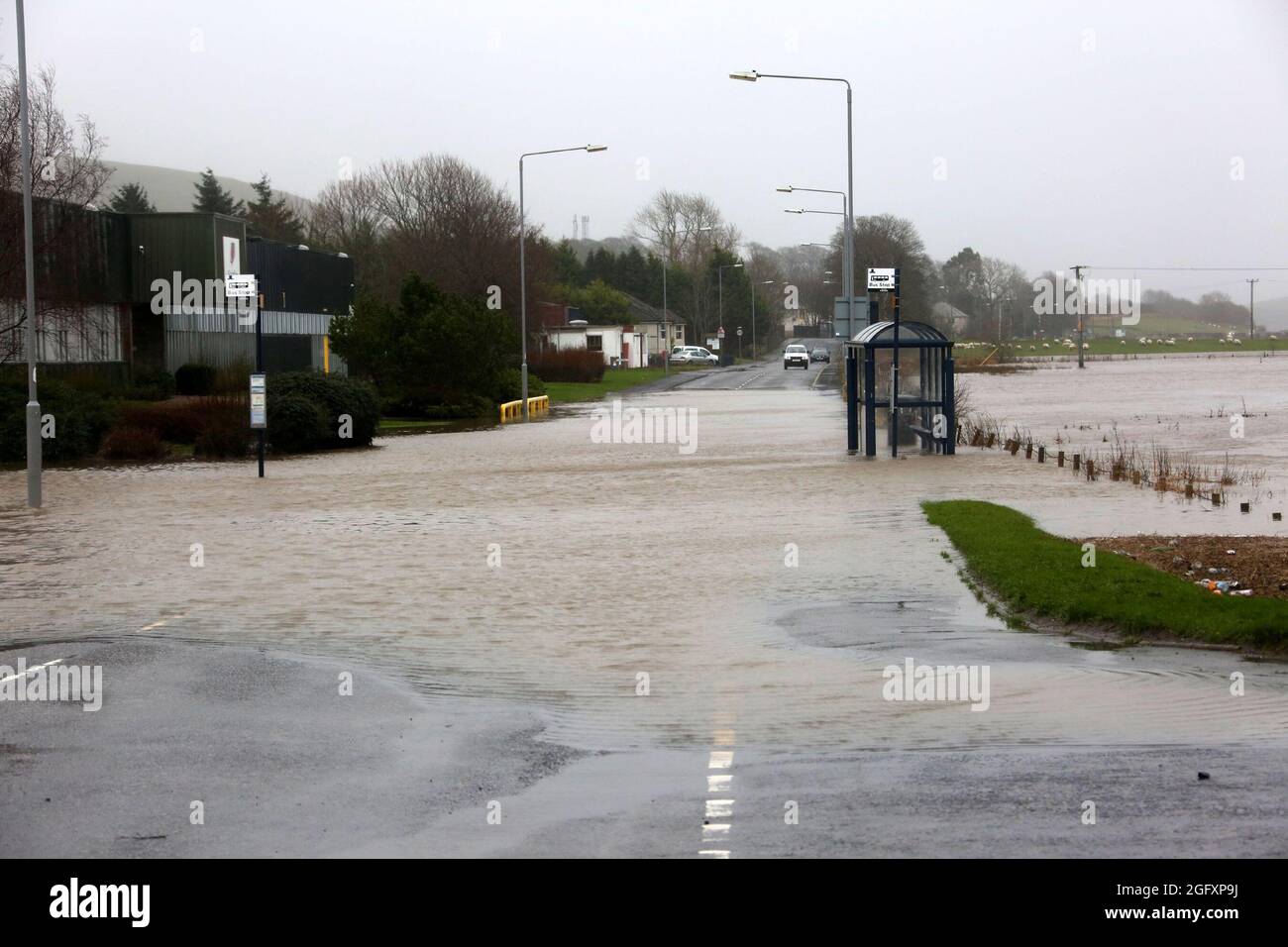 La tempête Frank cause des inondations à travers Ayrshire Patna la A713 à nouveau pont est inondée alors que la rivière Doon éclate ses rives Banque D'Images