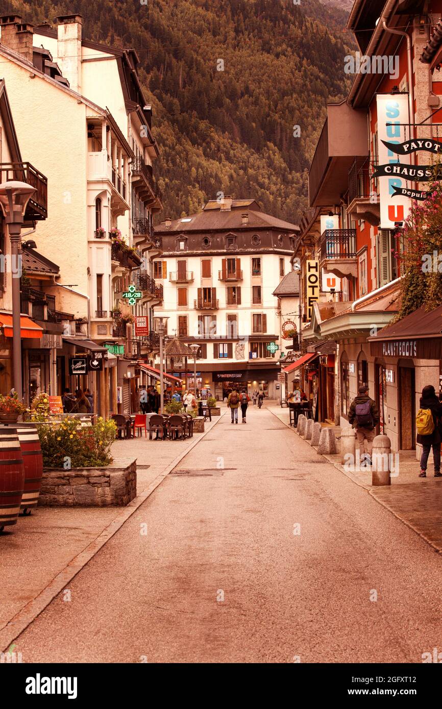 Chamonix Mont-Blanc, France - 4 octobre 2019 : vue sur la rue dans le centre de la célèbre station balnéaire des Alpes françaises Banque D'Images