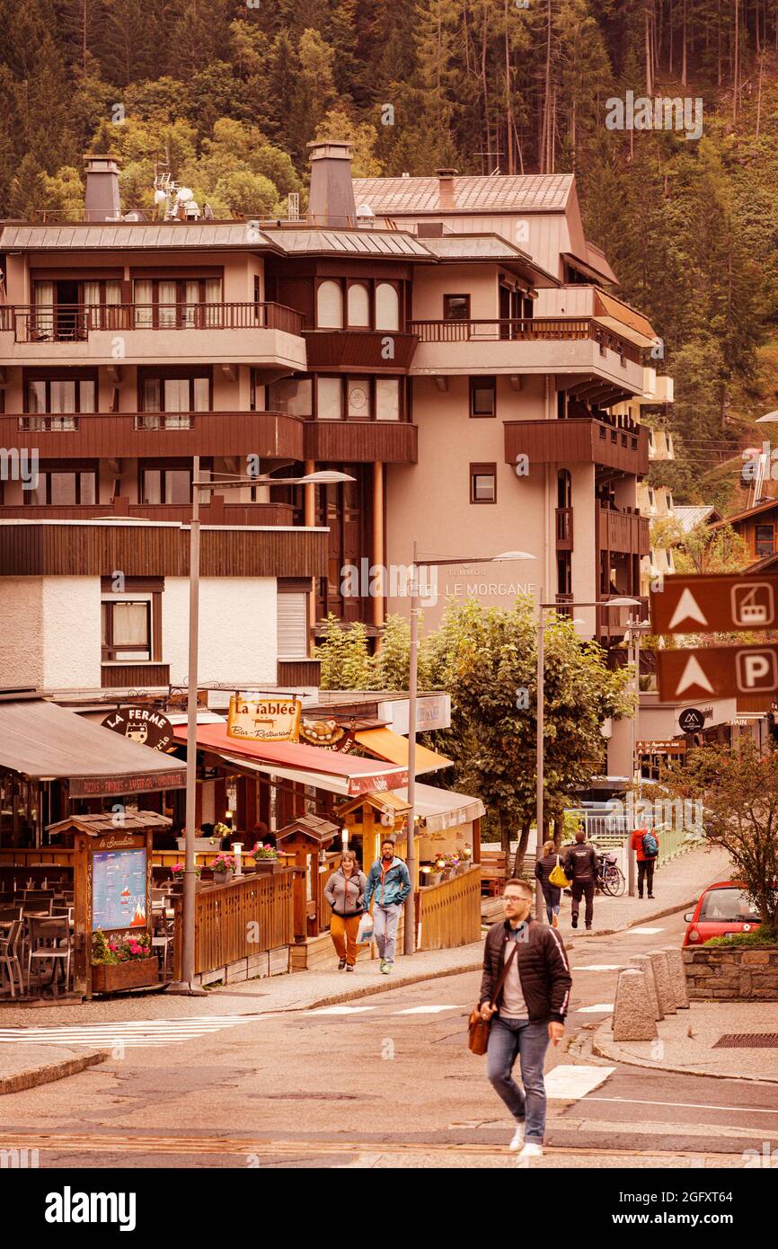 Chamonix Mont-Blanc, France - 4 octobre 2019 : vue sur la rue dans le centre de la célèbre station balnéaire des Alpes françaises Banque D'Images