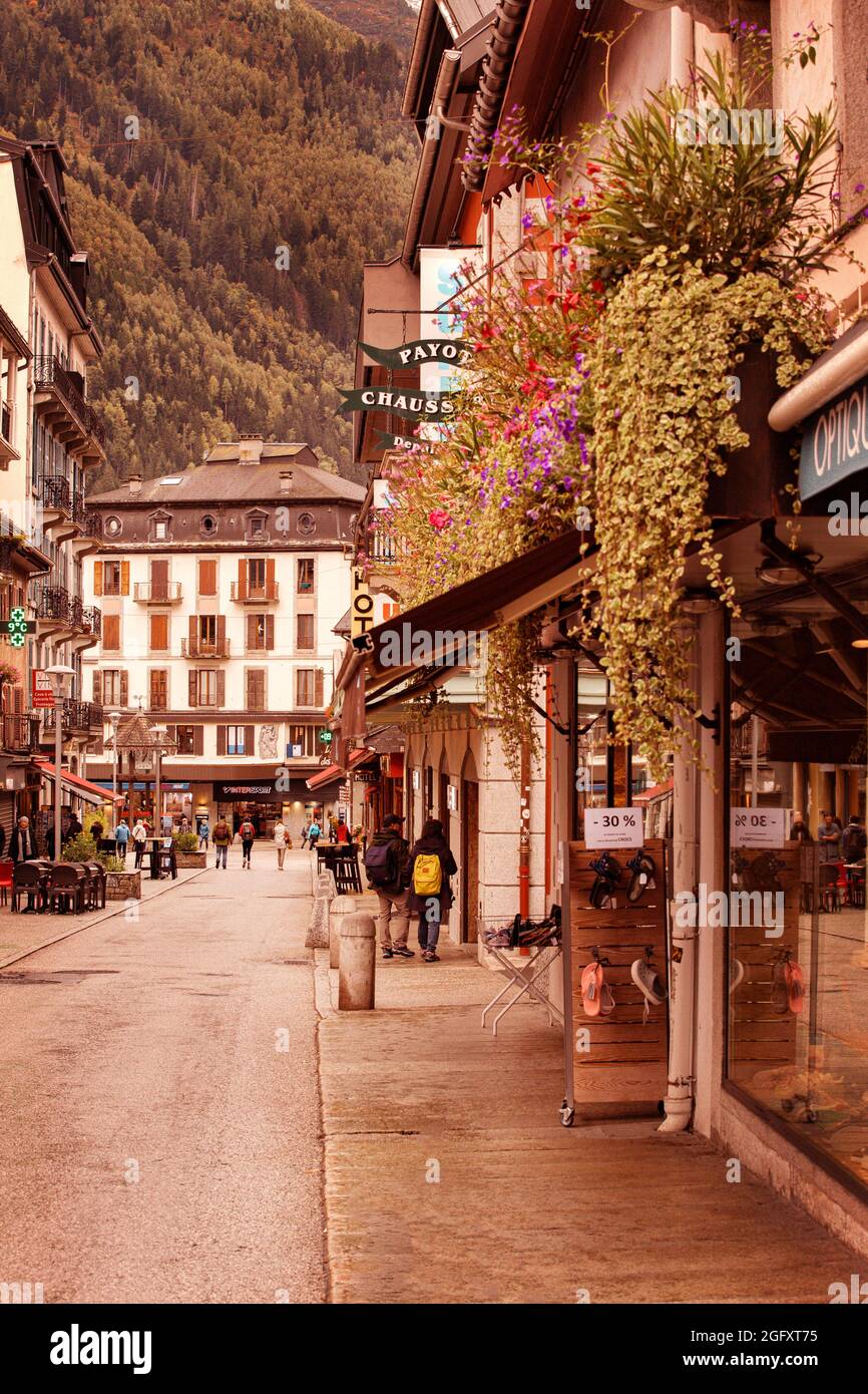 Chamonix Mont-Blanc, France - 4 octobre 2019 : vue sur la rue dans le centre de la célèbre station balnéaire des Alpes françaises Banque D'Images