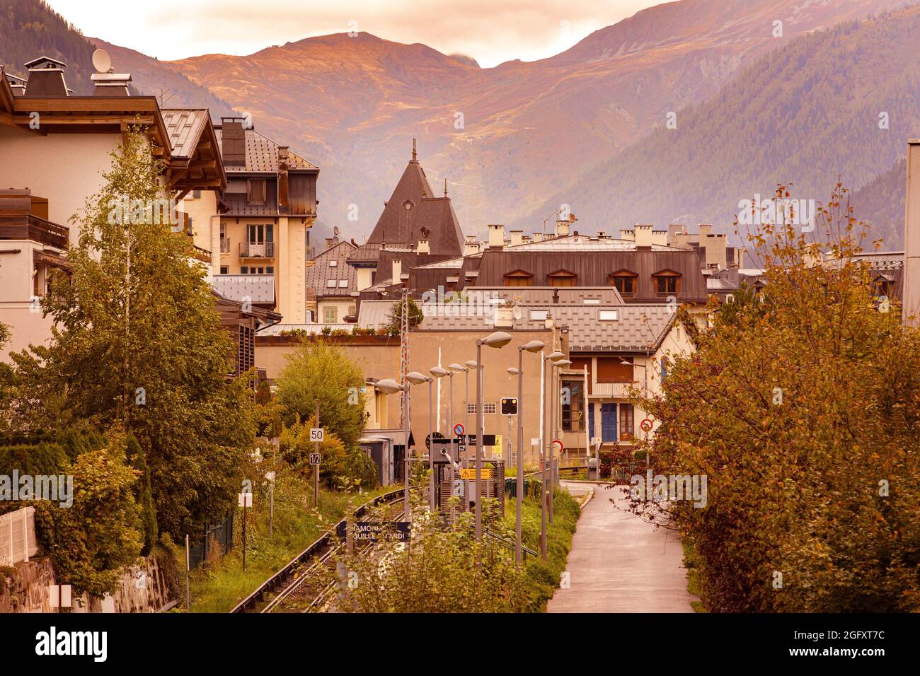 Chamonix Mont-blanc, France - 4 octobre 2019 : vue d'automne et chemin de fer de la célèbre station de ski des Alpes françaises Banque D'Images