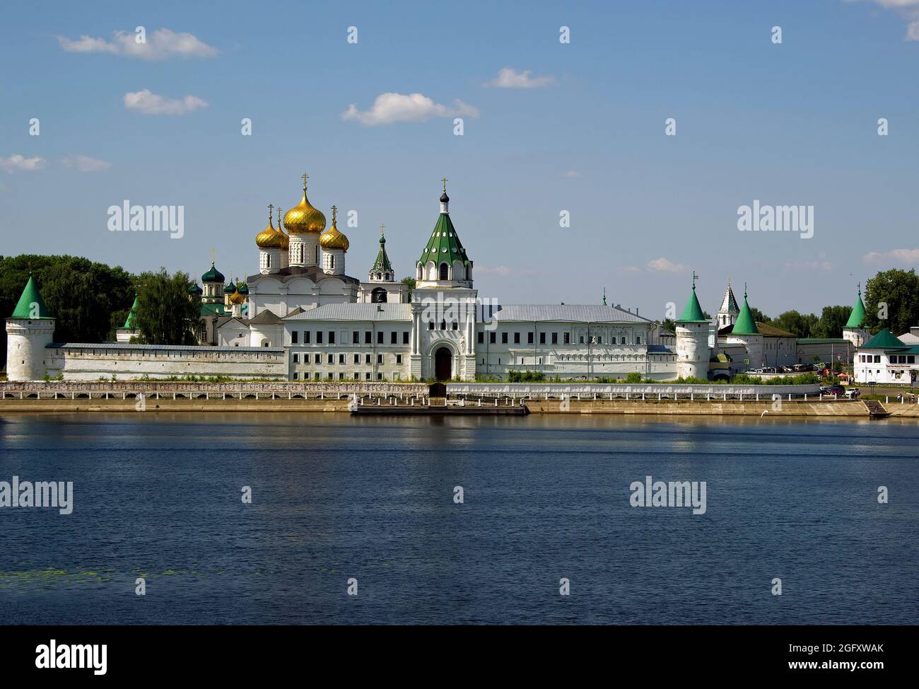 Le monastère d'Ipatiev, sur les rives du fleuve Kostroma, dans la région de Kostroma. Banque D'Images