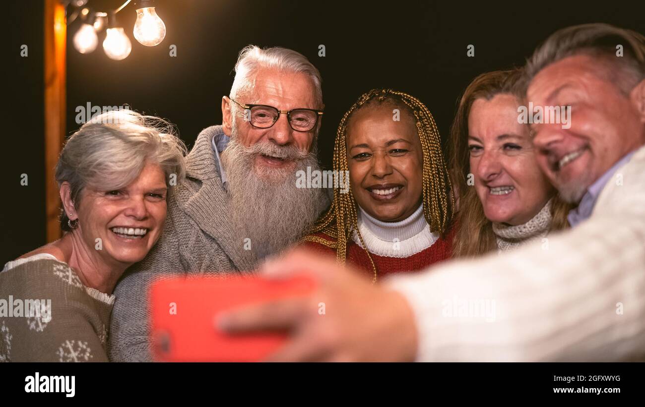 Heureux multiracial senior amis s'amuser en vacances prendre selfie avec smartphone mobile sur la terrasse de la maison - personnes âgées style de vie concept Banque D'Images