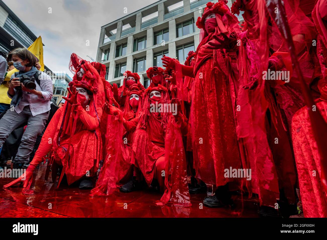 Londres, Royaume-Uni. 27 août 2021. Les rebelles rouges en costume se joignent aux activistes climatiques de la rébellion des extinction qui protestent sur la place Paternoster dans la City de Londres. Cet événement fait partie de la manifestation de la "rébellion impossible" visant à "cibler la cause profonde de la crise climatique et écologique" et se poursuit pendant deux semaines jusqu'à ce que le gouvernement accepte de mettre fin à tous les nouveaux investissements dans les combustibles fossiles. Credit: Stephen Chung / Alamy Live News Banque D'Images