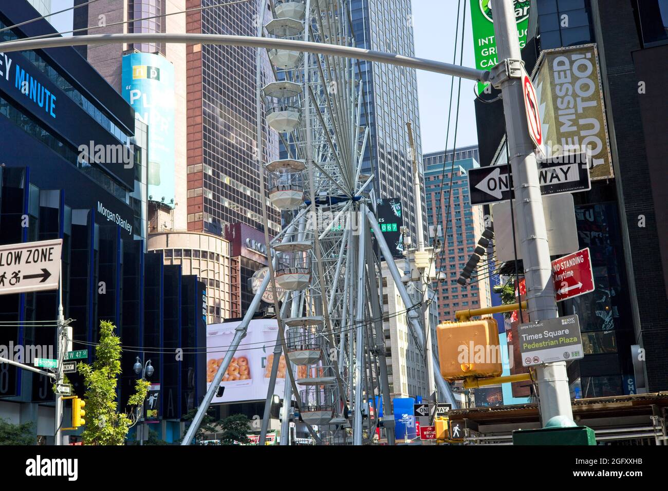 New York, NY, USA - 27 août 2021 : grande roue de Times Square avec gratte-ciel en arrière-plan Banque D'Images