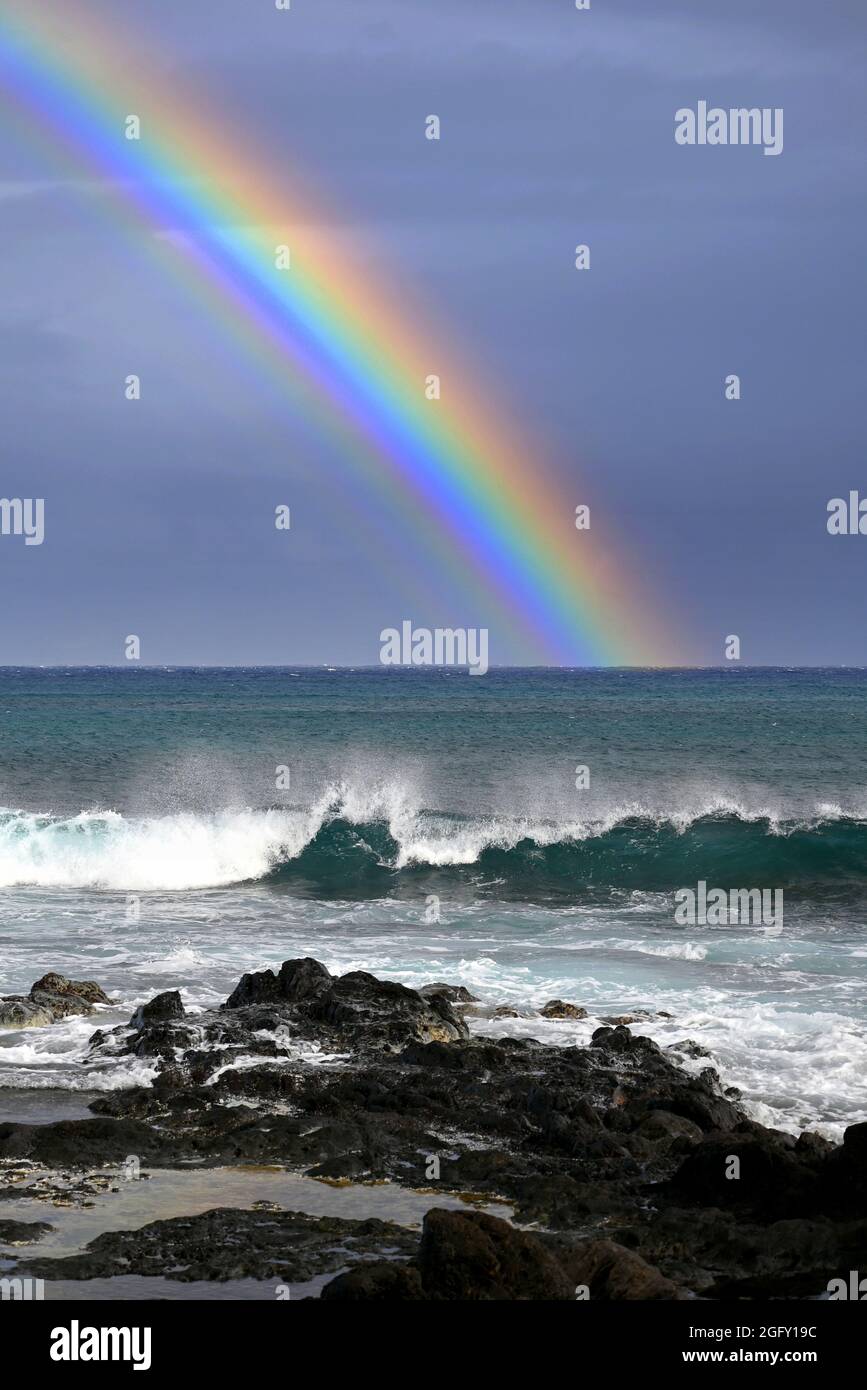 Arc-en-ciel au-dessus du Pacifique sur la baie Napili de Maui en regardant de l'autre côté du détroit de Lahaina Roads vers Molokai Banque D'Images